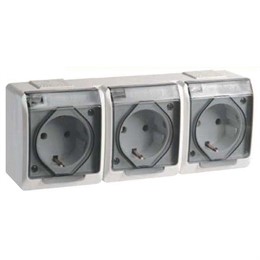Розетка трехместная ИЭК Гермес открытой установки IP44 с з/к с крышкой дымчатый РСб23-3-ГБ