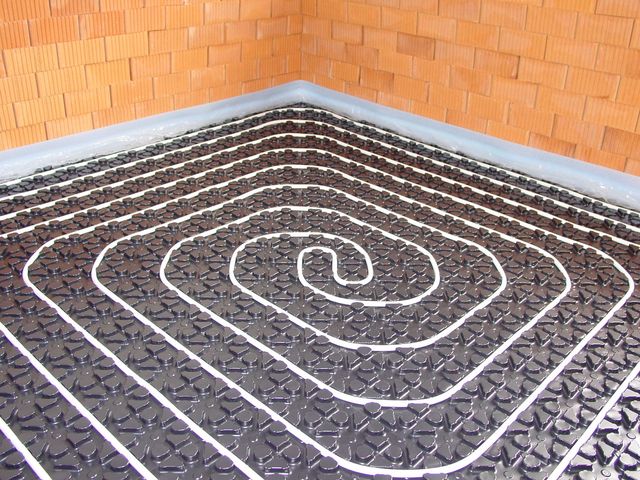 Водяной теплый пол укладывается под плитку в небольших помещениях при условии прочной конструкции