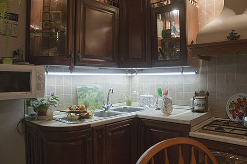 С помощью люминесцентных светильников можно организовать отличную подсветку на кухне