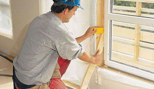 С помощью ваты, бумаги и хозяйственного мыла можно быстро заклеить окна